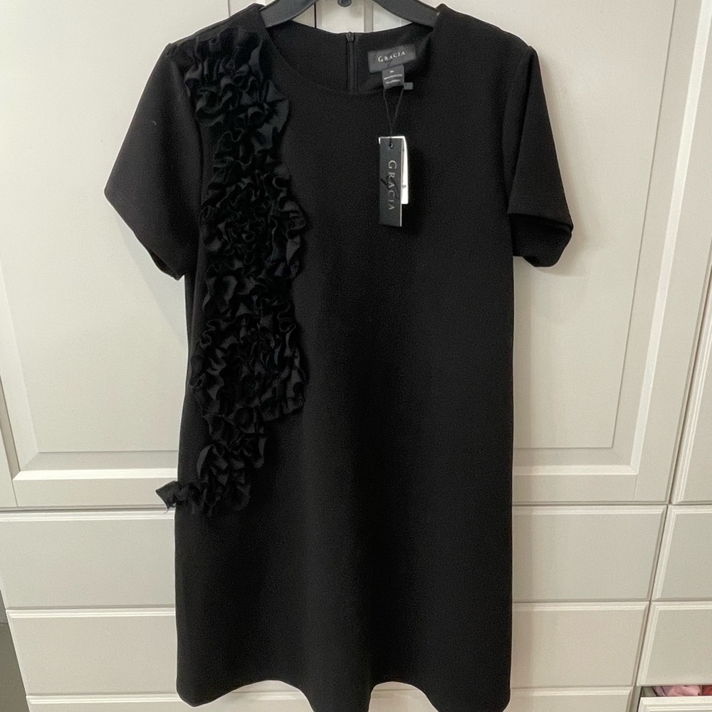Black dress with ferric ruffle